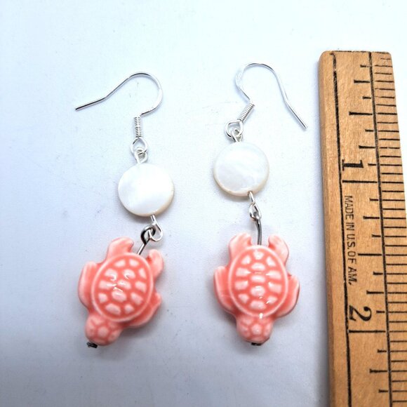 Peach turtle earrings with mother of pearl bead, 925 silver earwires - Picture 2 of 2